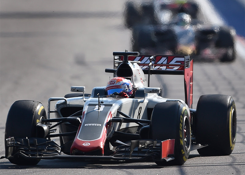 Tay đua người Pháp của đội Haas F1, Romain Grosjean, lái chiếc xe của mình trong cuộc đua Grand Prix Công thức 1 của Nga tại mạch Sochi Autodrom vào ngày 1 tháng 5 năm 2016.