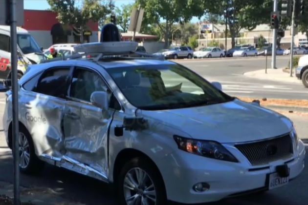 Googleの自動運転車が、信号無視のクルマに衝突されて痛々しい姿に
