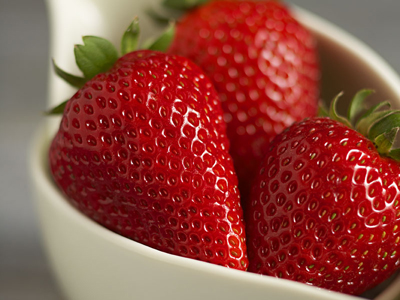strawberries, foods that hydrate and burn calories