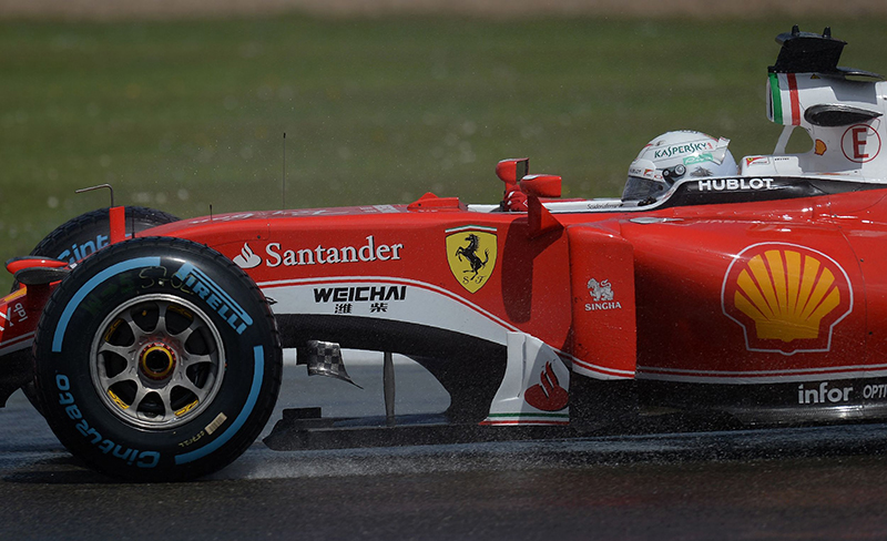 Trình điều khiển Đức Ferrari của Ferrari, Sebastian Vettel, đã lái xe trong cuộc đua ô tô Formula One ở Grand Prix Anh tại mạch đua xe Silverstone ở Silverstone, miền trung nước Anh vào ngày 10 tháng 7 năm 2016.