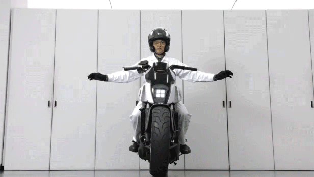 立ちゴケしないバイク「Honda Riding Assist」公開。ASIMO/UNI-CUBのバランス技術応用