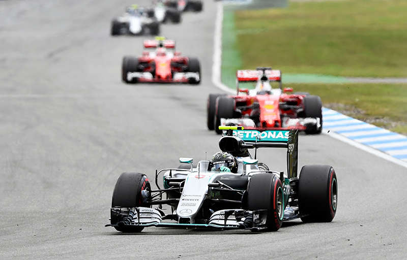 Trình điều khiển Mercedes Nico Rosberg của Đức có đường cong trong Giải Grand Prix Công thức 1 của Đức ở Hockenheim, Đức, chủ nhật, ngày 31 tháng 7 năm 2016.