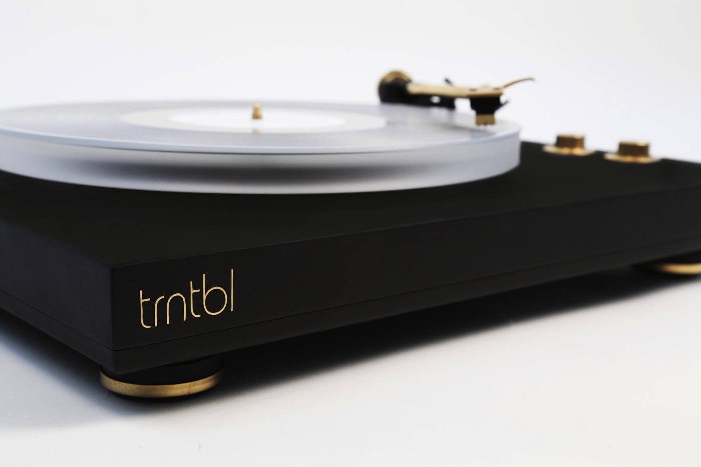VNYL&#039;s wireless turntable lets your pals follow along on Spotify