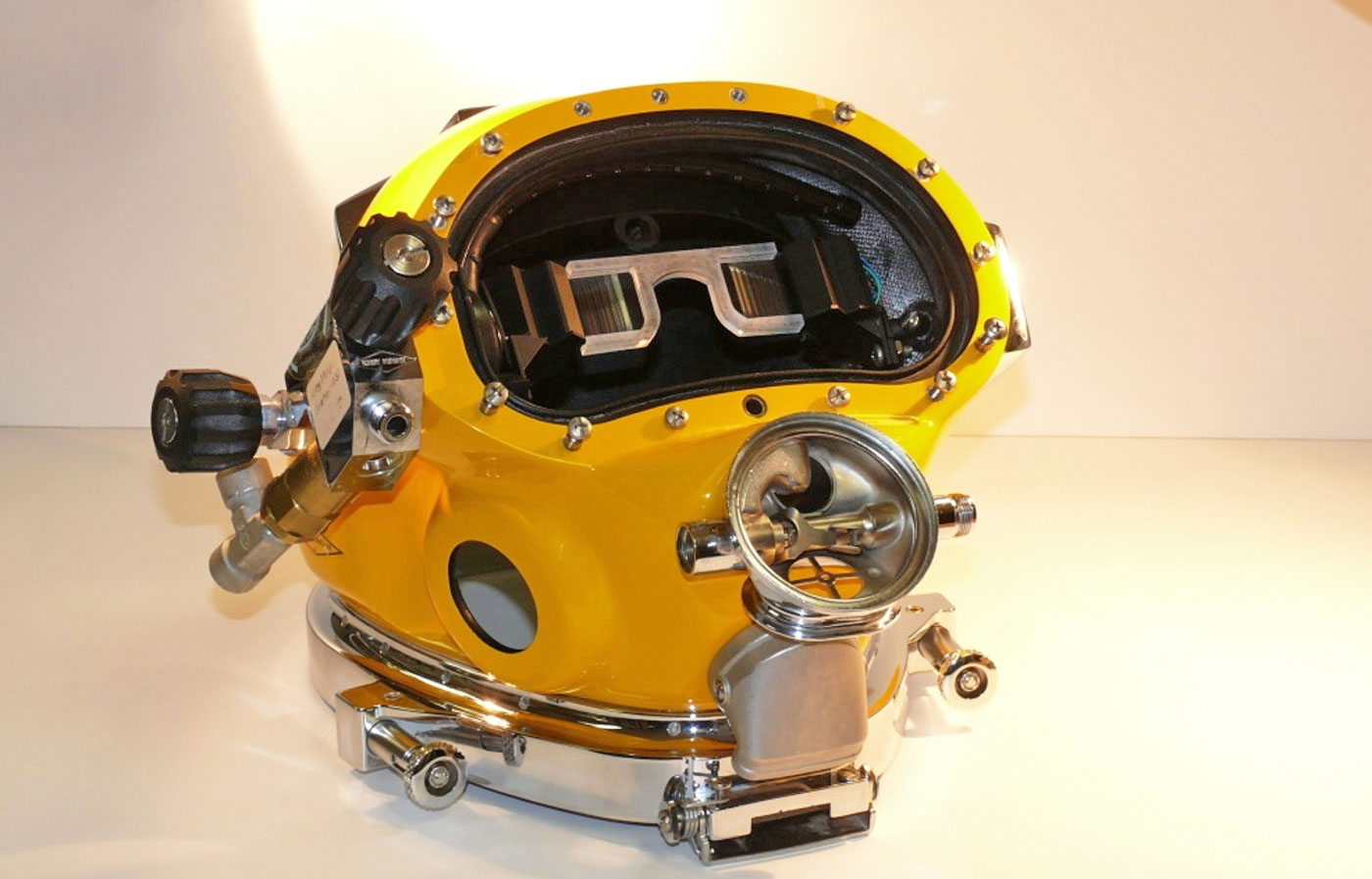 The US Navy just put a futuristic HUD in a diving helmet