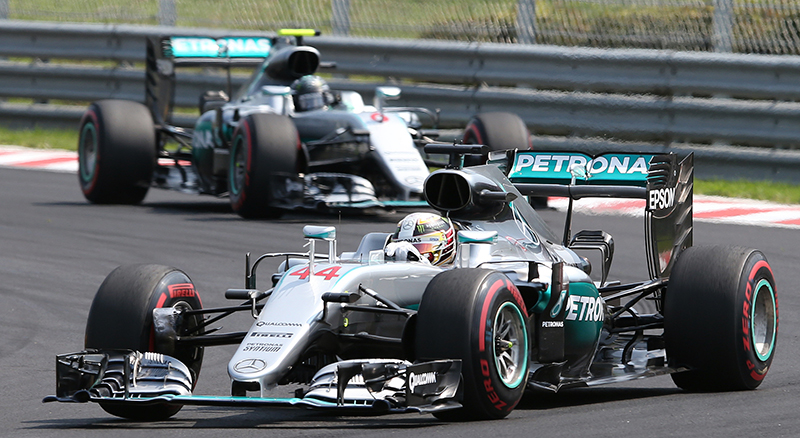 Trình điều khiển Mercedes Lewis Hamilton của Anh dẫn trước tay vợt người Đức Nico Rosberg của Đức trong Giải đua ô tô Formula One của Hungary, tại đường đua Hungaroring ở Budapest, Hungary, chủ nhật, ngày 24 tháng 7 năm 2016.