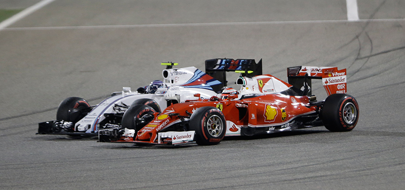 Kimi Raikkonen trong chiếc Ferrari vượt qua chiếc Williams tại Grand Prix 2016 Bahrain.