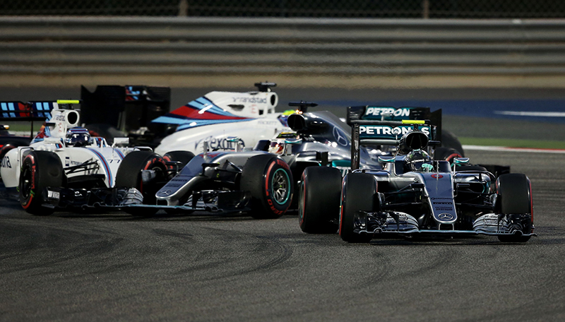 Lewis Hamilton và Valtteri Bottas lộn xộn vào đầu Grand Prix 2016 Bahrain.