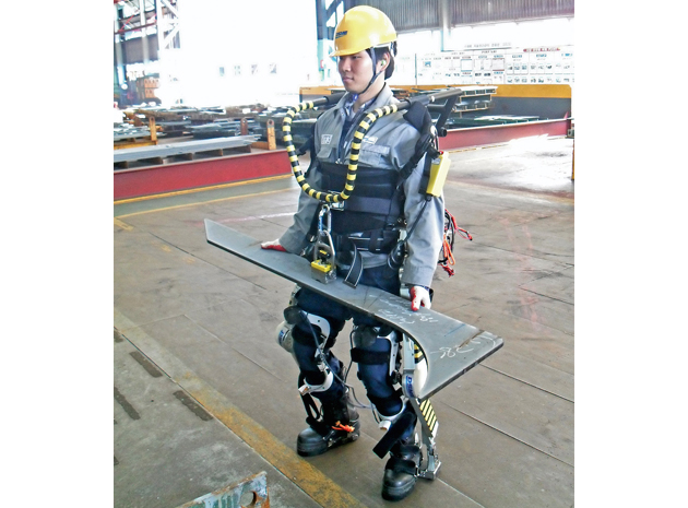 Robotic exoskeletons give dock workers superhuman lifting abilities