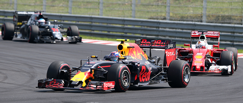 Red Verstappen của Hà Lan lái xe Red Bull của Hà Lan lái chiếc xe của mình trong Giải đua ô tô Formula One của Hungary, tại đường đua Hungaroring ở Budapest, Hungary, chủ nhật, ngày 24 tháng 7 năm 2016.
