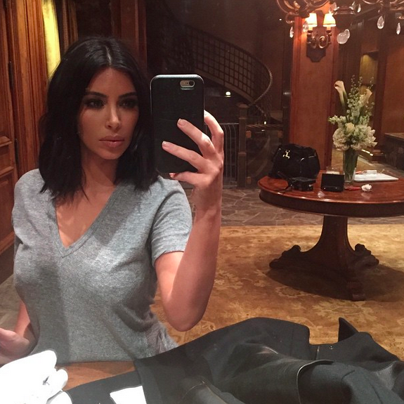 Does Kim Kardashian Have A Pro Photoshop Her Selfies Cambio 0955