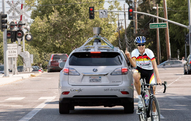 Photoshop del ciclista conducir pasando coche Google