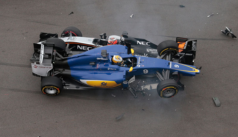 Lực lượng lái xe Ấn Độ Nico Hulkenberg và Sauber Marcus Ericsson va chạm vào vòng đua đầu tiên của giải Grand Prix năm 2015.