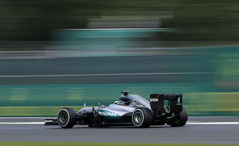 Tay đua người Anh Mercedes AMG Petronas F1 Team của Anh Lewis Hamilton đã lái chiếc xe đua Formula One Grand Prix tại vòng đua xe Silverstone ở Silverstone, miền trung nước Anh vào ngày 10 tháng 7 năm 2016.