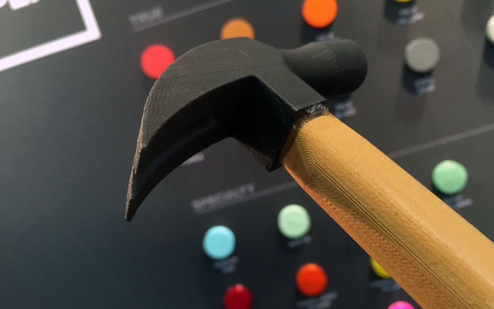 MakerBot sperimenta la stampa 3D composita – Un martello stampato  in metallo e legno