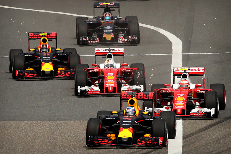 Các Ferraris và Red Bulls kết hợp nó vào đầu năm 2016 Trung Quốc F1 FGrand Prix.