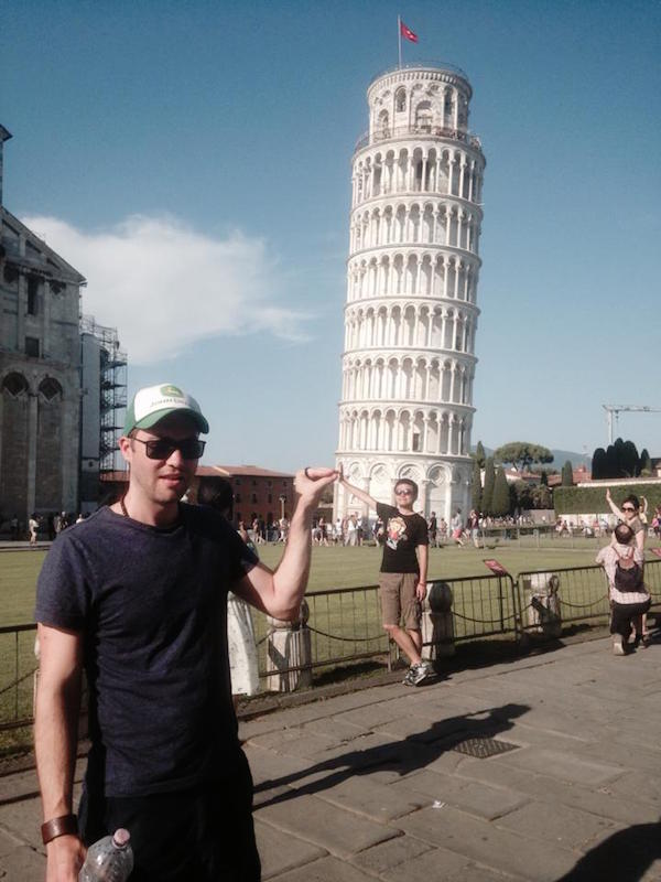Guy Uses Tourists At The Leaning Tower Of Pisa As Hilarious Props