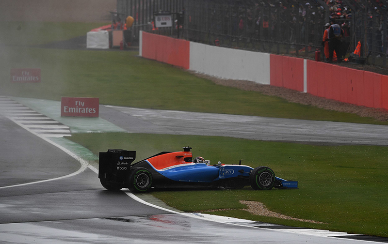 Driver Pascal Wehrlein của Manor Racing rơi ra khỏi Giải Grand Prix Công thức 1 của Anh tại mạch đua xe Silverstone ở Silverstone, miền trung nước Anh vào ngày 10 tháng 7 năm 2016