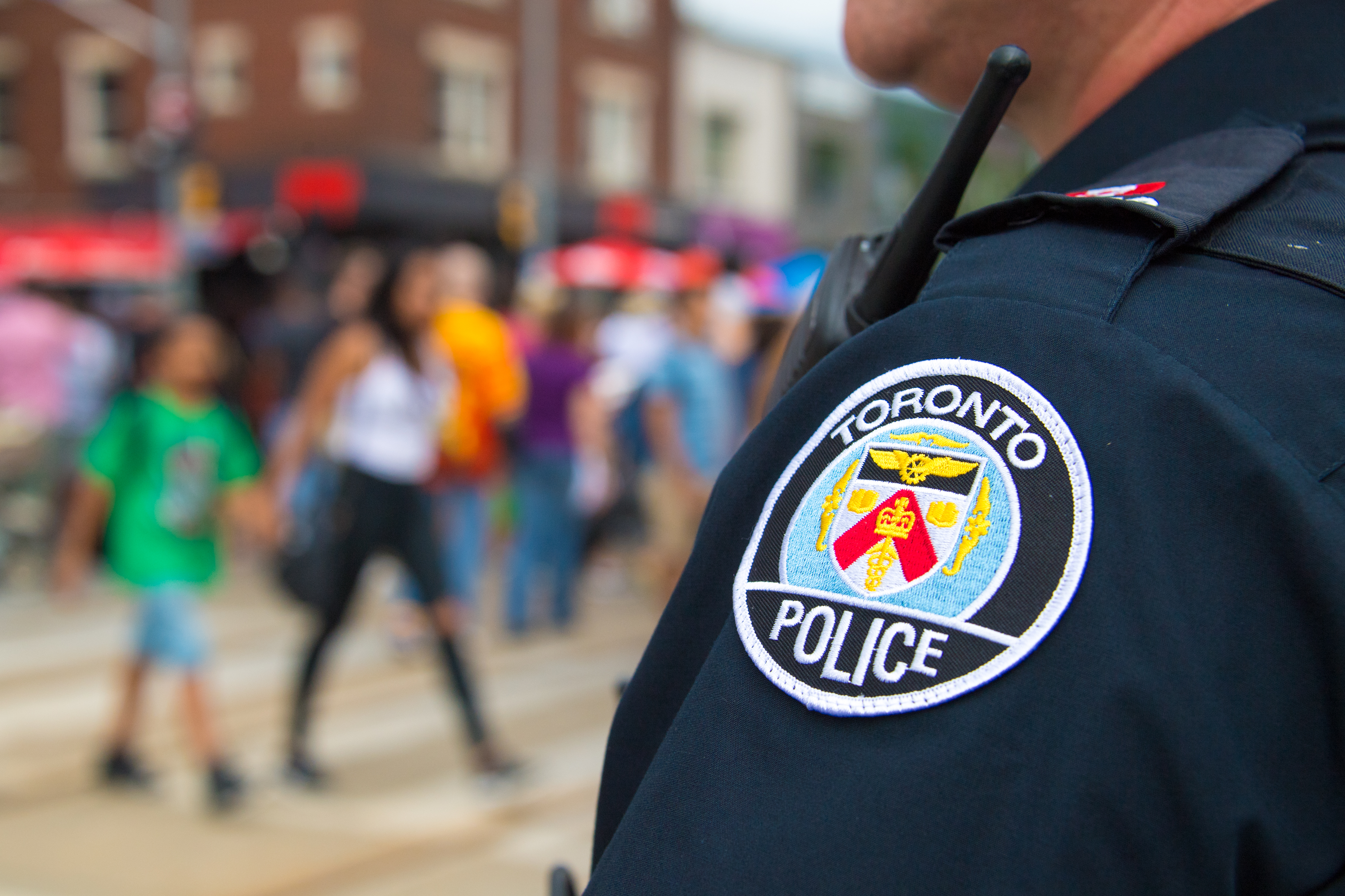 Дожили. Полиция в Торонто сторожит пипифакс (фото дня)