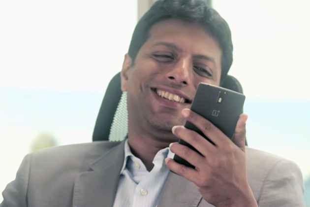 Amazon's India Country Manager plays with a OnePlus One