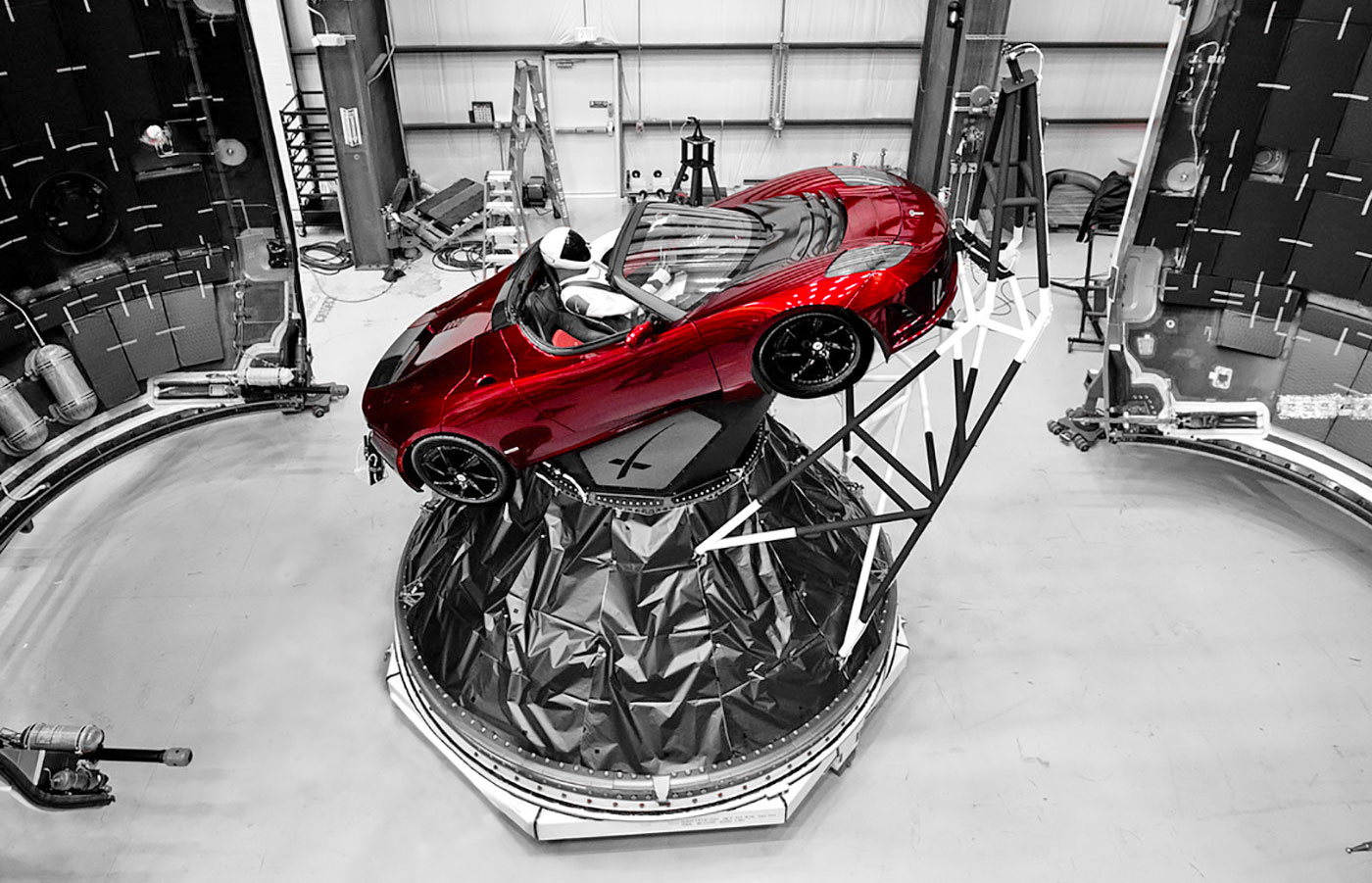 SpaceX's Falcon Heavy launch gets a spacesuit-clad 'Starman'