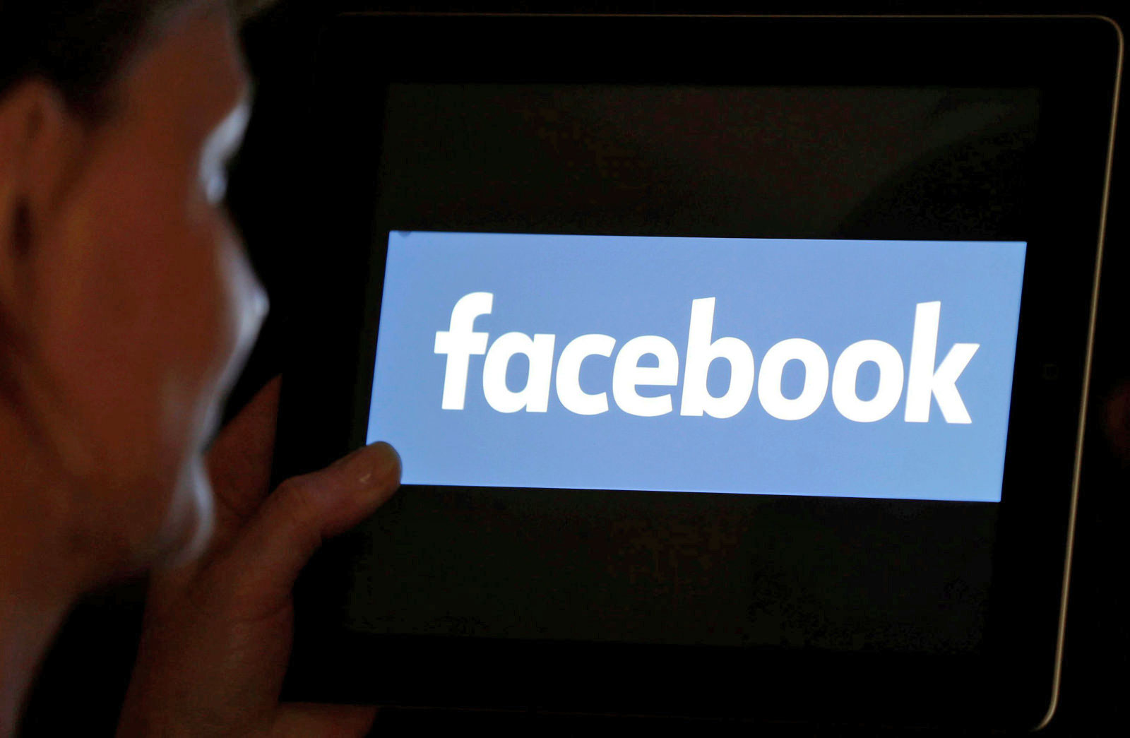 Facebook notifies 14M users of a bug that made status posts public
