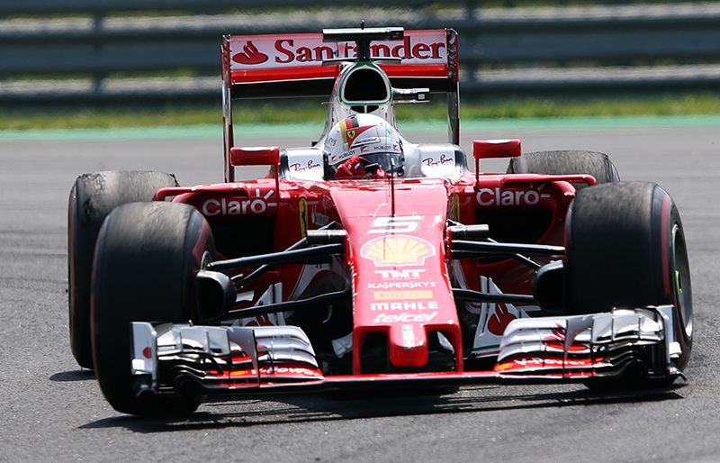 Trình điều khiển Ferrari Sebastian Vettel của Đức vòng quanh đường đua trong Giải đua ô tô Formula One của Hungary, tại đường đua Hungaroring ở Budapest, Hungary, chủ nhật, ngày 24 tháng 7 năm 2016.