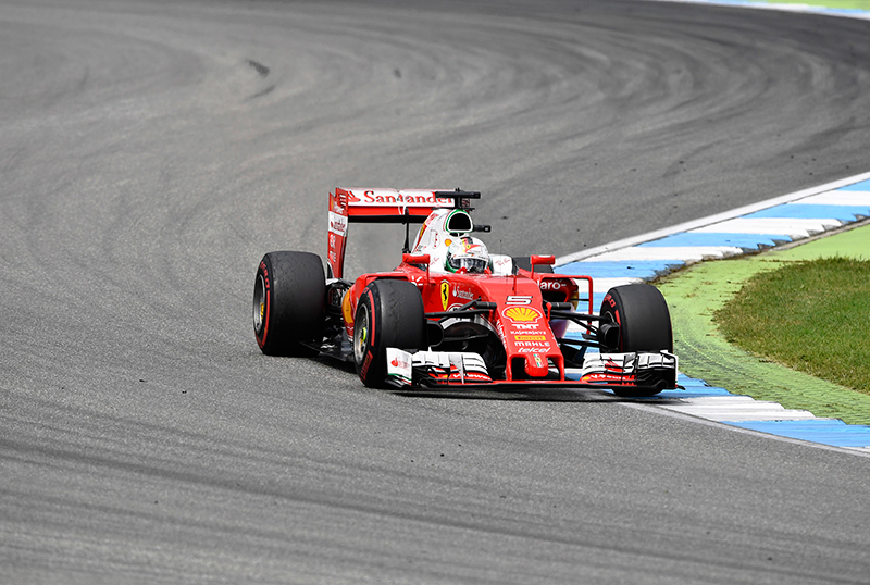 Trình điều khiển Ferrari Sebastian Vettel của Đức có đường cong trong Giải Grand Prix Công thức 1 của Đức ở Hockenheim, Đức, chủ nhật, ngày 31 tháng 7 năm 2016.