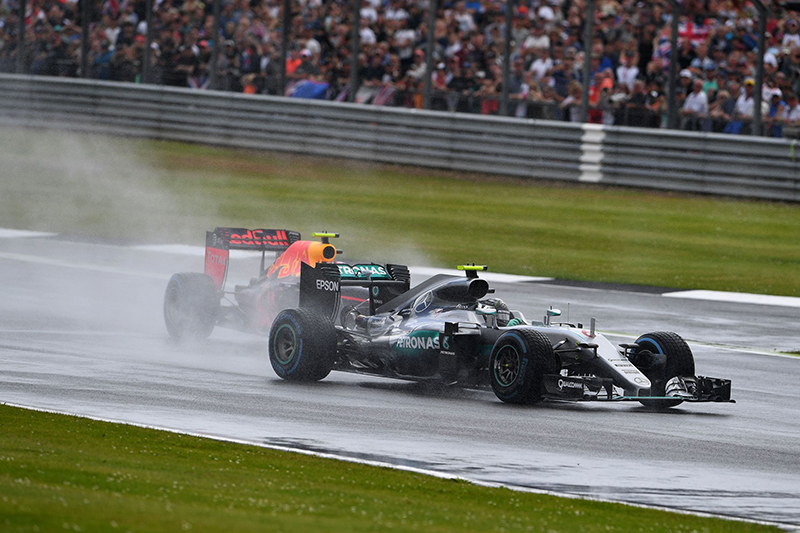 Tay đua người Đức Mercedes-Benz AMG Petronas F1 Team của Nico Rosberg và lái xe Max Verstappen của Bỉ-Hà Lan đua cho Formula One tại vòng đua xe Silverstone ở Silverstone, miền trung nước Anh vào ngày 10 tháng 7 năm 2016