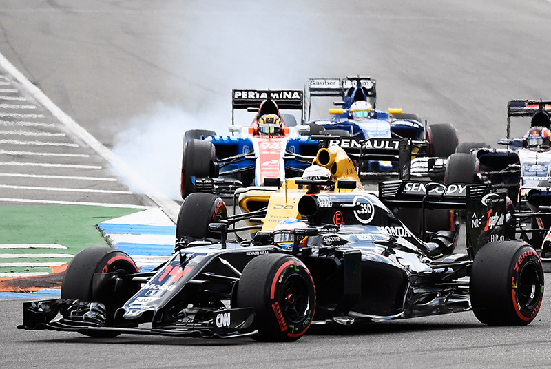 Trình điều khiển McLaren Fernando Alonso của Tây Ban Nha, tiền cảnh, có một đường cong trong Grand Prix Công thức Một của Đức ở Hockenheim, Đức, chủ nhật, ngày 31 tháng 7 năm 2016.
