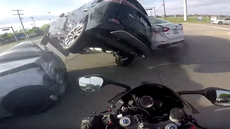 Motorkári sú častým dôvodom dopravných nehôd - Rýchlou a agresívnou jazdou ohrozil aj muž z videa. 