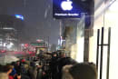 Galaxyの祖国、韓国でiPhone X発売 雪の降る中、大行列ができるも不穏な動きが…