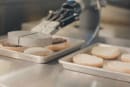 米国バーガー店にパティ焼きロボFlippy登場。AIで温度と時間を監視し、完璧にひっくり返す
