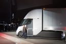 「100万マイル走っても壊れない」EVトレーラー Tesla Semi 発表。フル充電でハイウェイ約800km走行
