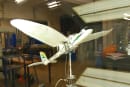 鳥のように着陸する飛行機型ドローン、可変翼と機械学習AIで意図的な失速を制御(動画)