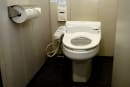 トイレもIoTの時代へ、KDDIがクラウド トイレ空室・節水管理サービスを3月開始
