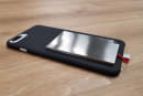 iPhone 7 Plusに重ねても極薄 カード型モバイルバッテリが薄着の季節にピッタリ