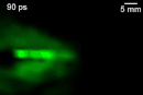 「光の衝撃波」を初めて可視化。1000億FPSで捉えたフォトニック・マッハコーンはこんな形