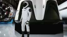 イーロン･マスク､SpaceXオリジナル宇宙服の全身像を公開｡まるでガンダムのノーマルスーツのよう