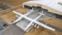 MS創業者ポール・アレンの｢世界最大の飛行機｣初公開。ロケット発射用双胴機、2019年には初打ち上げを予定
