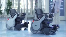 パナソニック､羽田で旅客向けロボット車椅子の実証試験を開始。スマホで呼び出し､空港カウンターへ自動案内