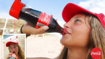 自撮り棒ならぬ自撮り瓶。コカ・コーラ・イスラエルが「Selfie Bottle」制作、夏イベントで配布。SNSアップ対応