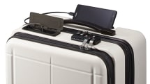 iPhoneも充電できるスーツケース、エースが9月1日発売。Bluetoothで紛失防止機能も
