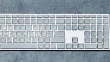 Surfaceキーボードとマウスが12月1日発売。シンプル機能でデザインと素材感にこだわったBLE接続モデル