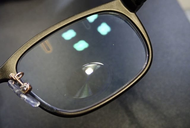 遠近をワンタッチで切り替えられるハイテク眼鏡「TouchFocus」に触れる【動画】