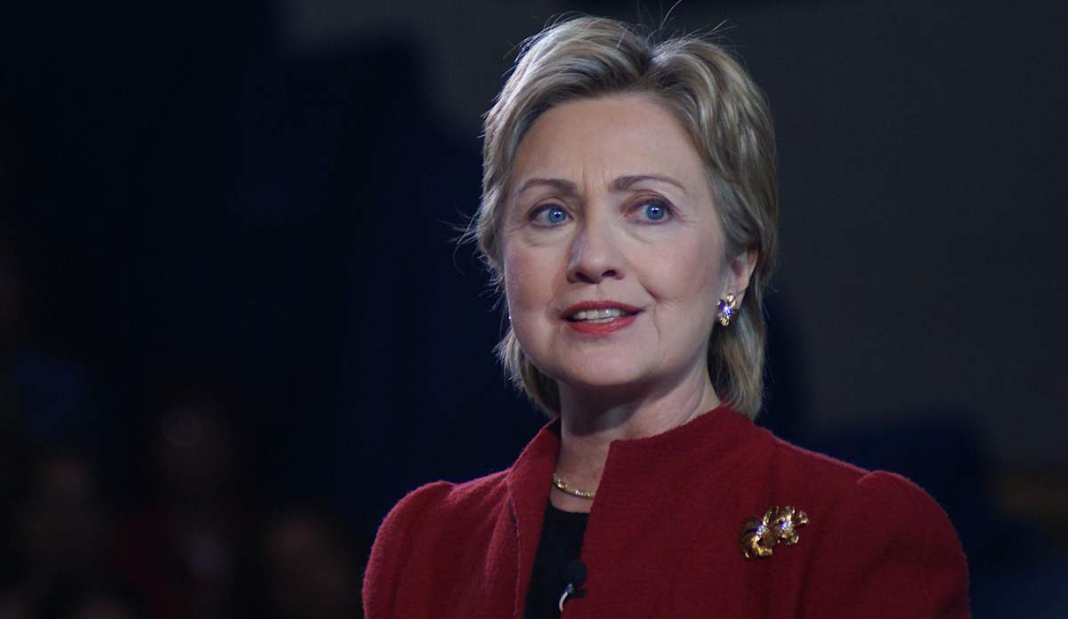 Hillary Clinton to turn over her private email server