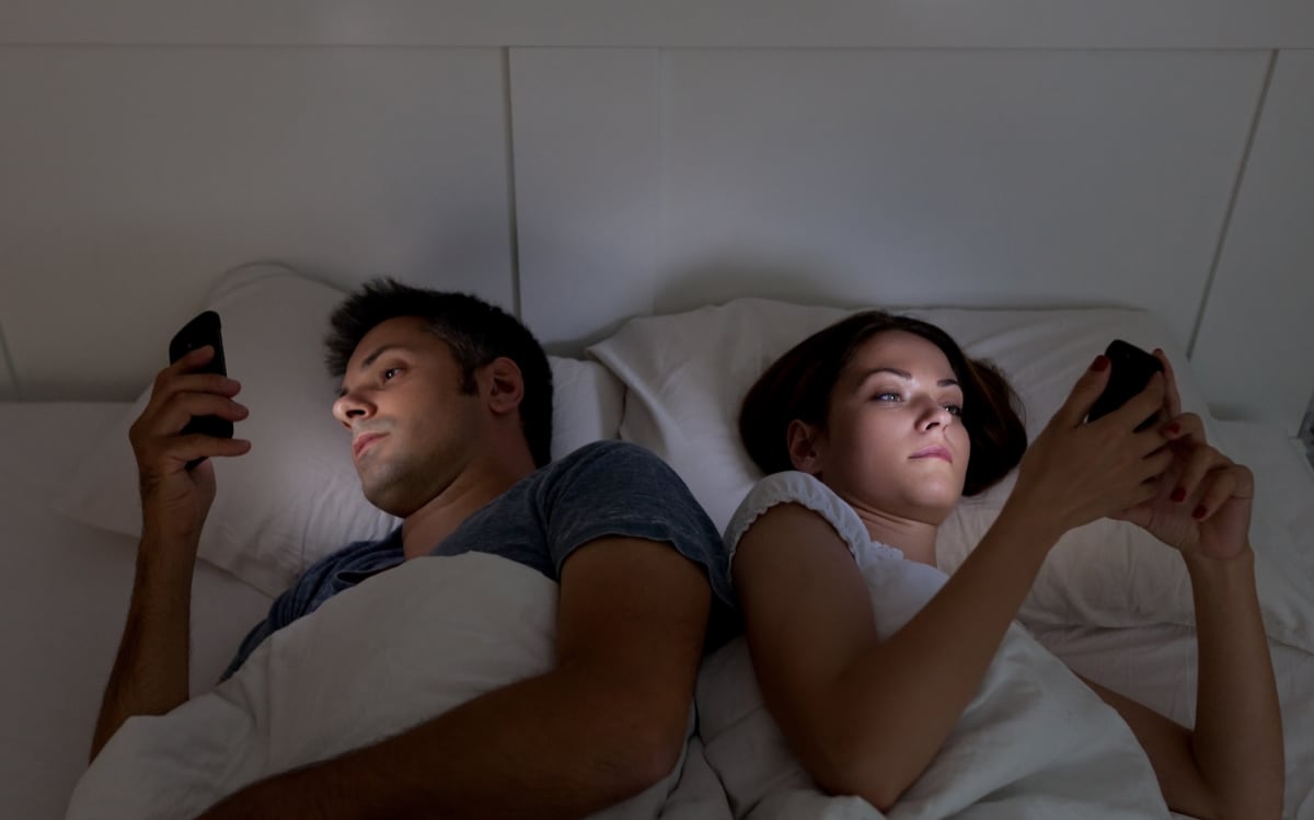 Experts say phones need a 'bedtime mode' to fix our sleep