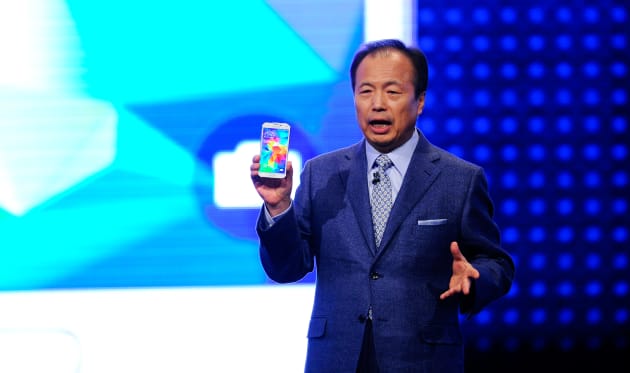 Samsung keeps its mobile chief despite plummeting smartphone sales