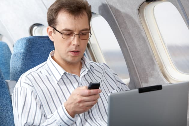 Flight attendants want to bring back gadget ban during takeoff and landing