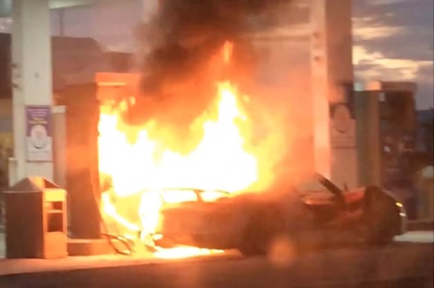 Porsche 918 Burns at Toronto Gas Station