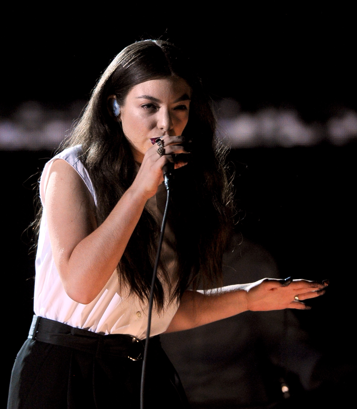 Lorde Rocks Straight Hair at Grammys Performance | Cambio